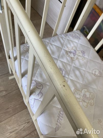 Детская кроватка с маятником и ящиком