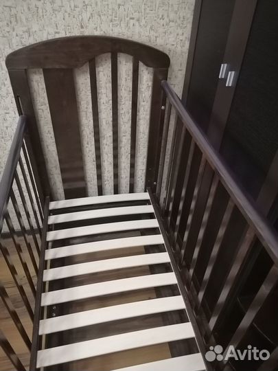 Детская кроватка с маятником