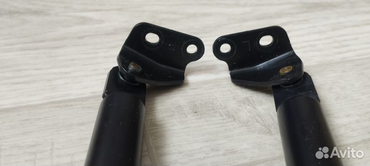 Гидроцилиндр открывания задней двери Мазда сх-5