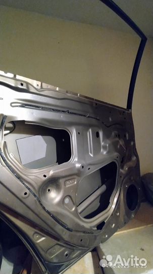 Продам дверь на Toyota Avensis