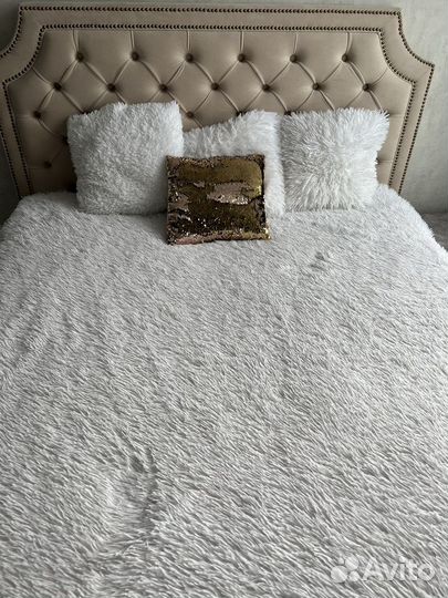 Белый пушистый плед и подушки