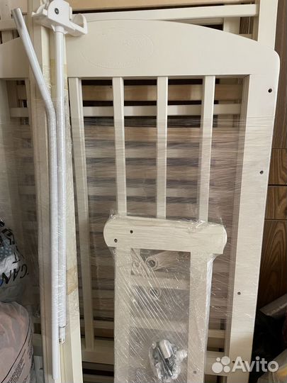 Детская кроватка с маятником
