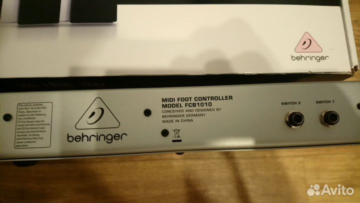 Behringer FCB1010 Миди-контроллер
