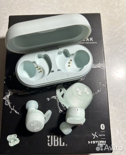 Беспроводные наушники JBL UA streak мятные