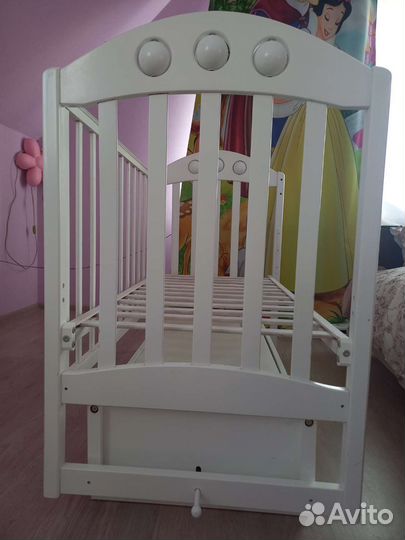 Детская кроватка с маятником