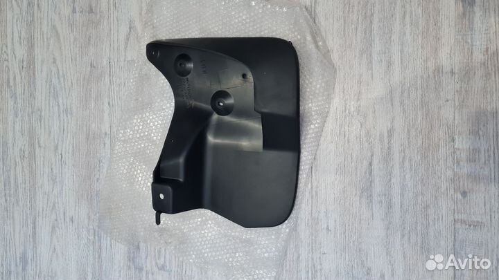 Брызговик передний правый Toyota LC200 7662160150