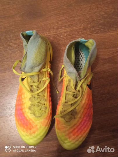 Футбольные бутсы с железными шипами