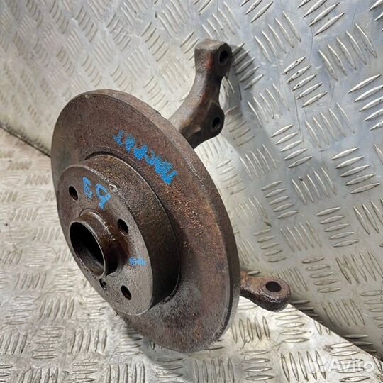 Кулак поворотный передний левый Volkswagen Passat