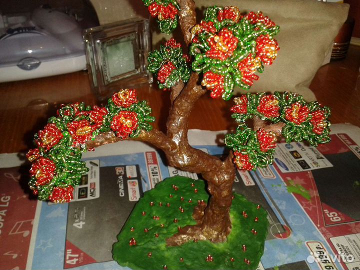 Подарки ручной работы: цветы из бисера,деревья и т