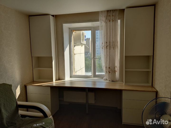 Шкаф у окна письменный стол со шкафом