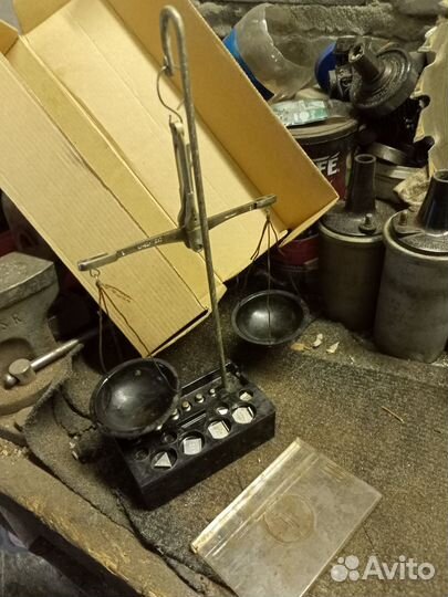 Набор гирь и весы