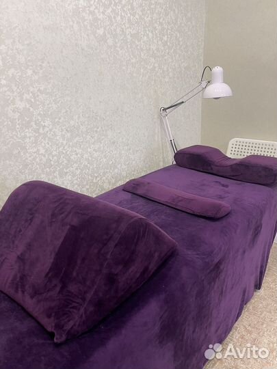 Кушетка с велюровым чехлом и подушками