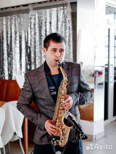 Саксофонист на праздник