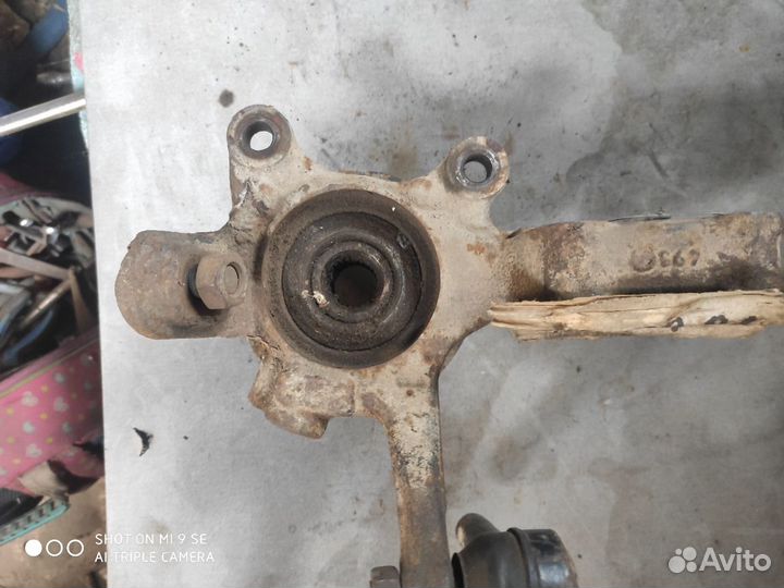 Кулак поворотный передний правый Nissan Almera N16