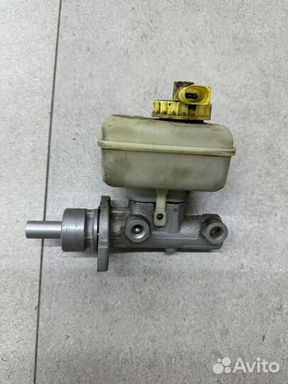 Главный тормозной цилиндр Volkswagen Golf 4