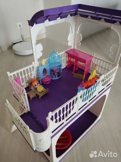 Кукольный домик с мебелью и куклами