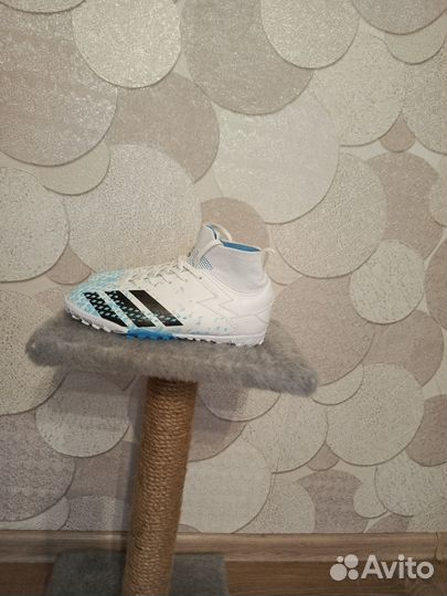 Футбольные кроссовки adidas