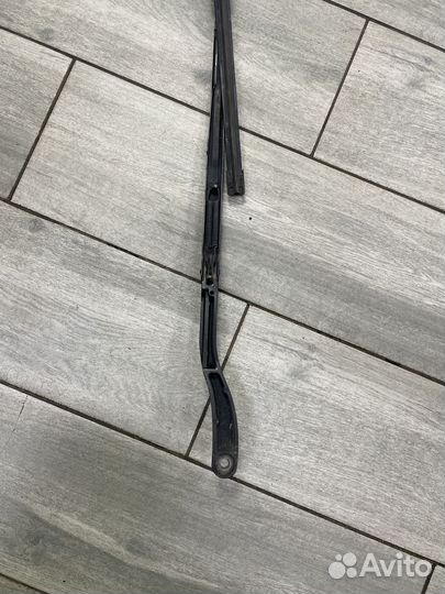 Поводок стеклоочистителя правый Ауди А8 Д2