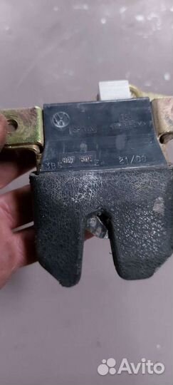 Замок крышки багажника на Volkswagen Passat B5