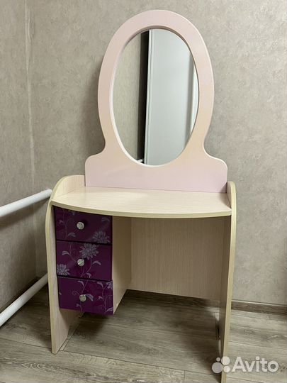 Туалетный столик с зеркалом