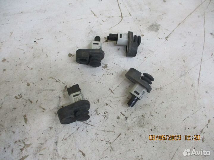 Концевик двери Ниссан NP300