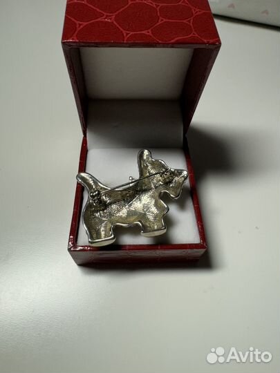 Брошь в виде собачки