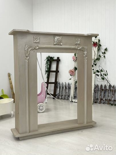 Камин декоративный с розеткой