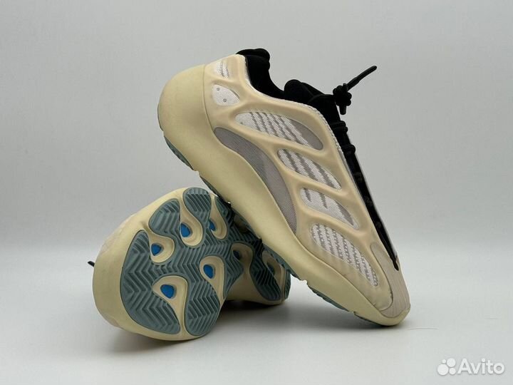 Мужские кроссовки Adidas Yeezy 700 v2