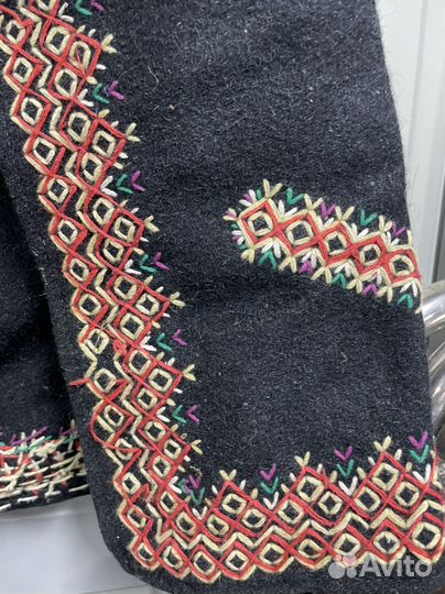 Старинный женский жилет с вышивкой