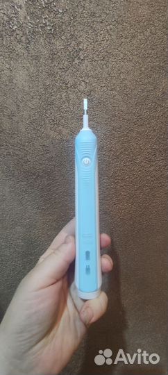 Электрическая зубная щетка oral b