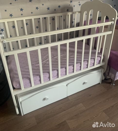 Детская кроватка с маятником и ящиками белая