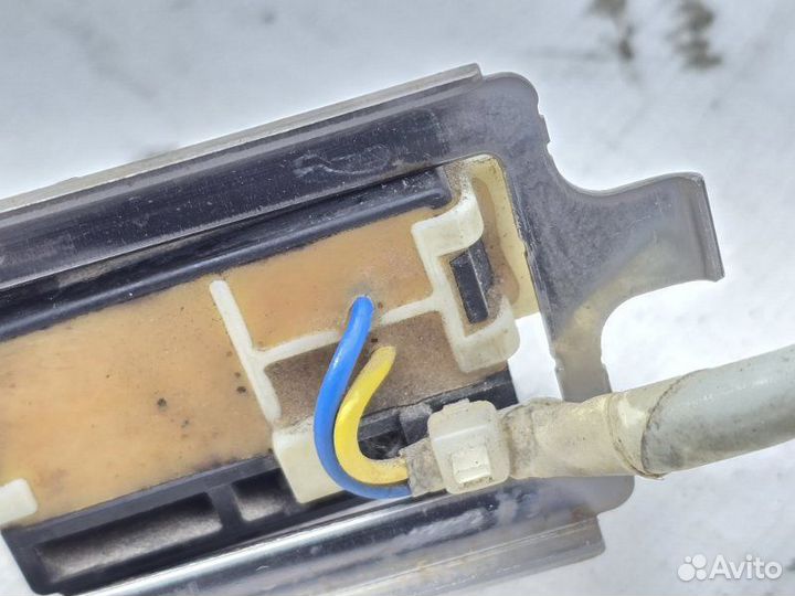 Кнопка открытия стекла багажника Toyota Highlander