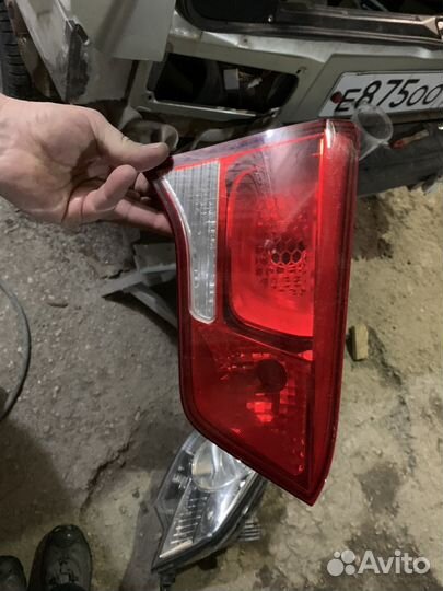 Задний фонарь на крышке багажника Шевроле Круз