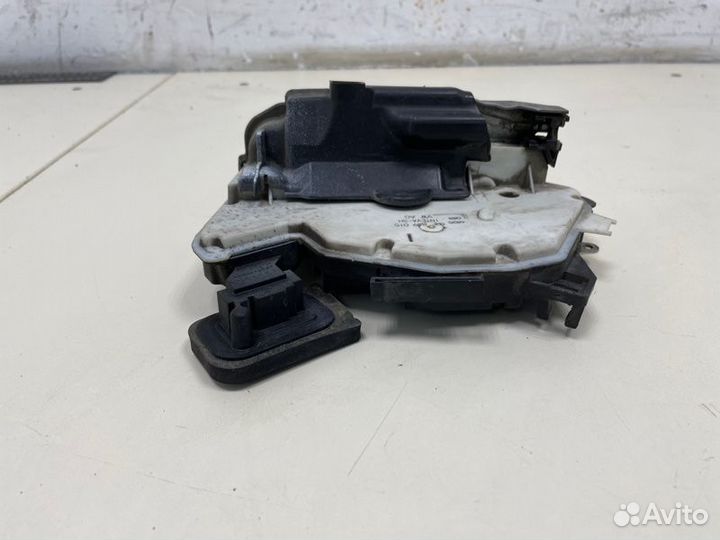 Замок двери задний левый Volkswagen Polo cwvb