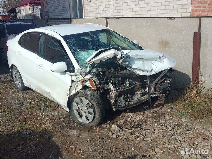 Kia Rio 1.4 МТ, 2014, битый, 80 000 км