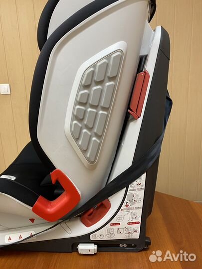 Надежное современное автокресло Chicco isofix