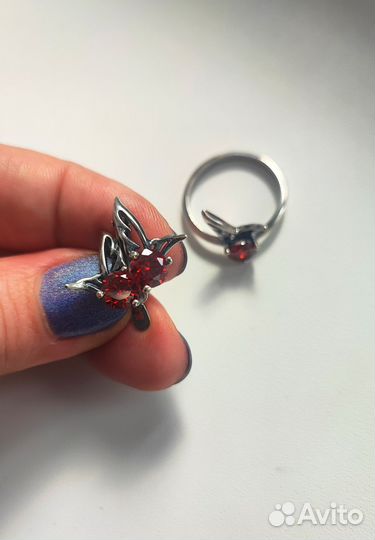 Серьги и кольцо с красным камнем