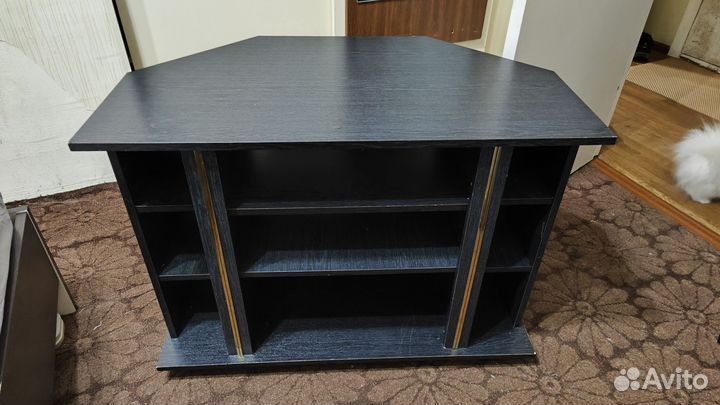 Тумба под телевизор на колесиках