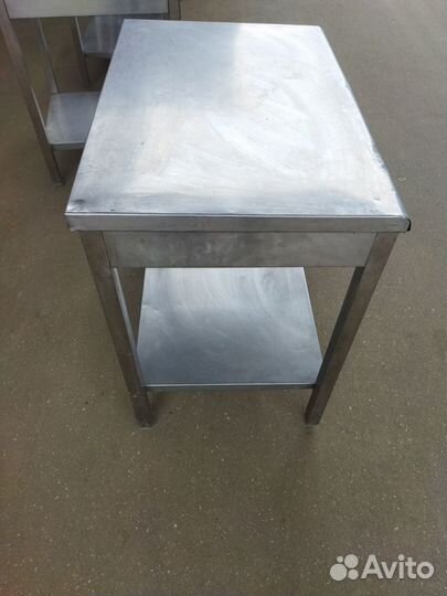 Столы нейтральные на квадратной трубе, на углах