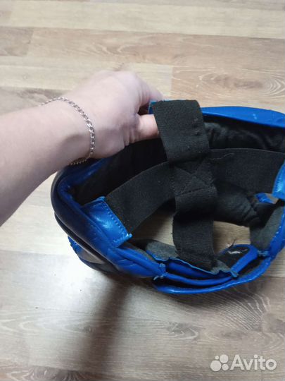 Шлем и перчатки для единоборств