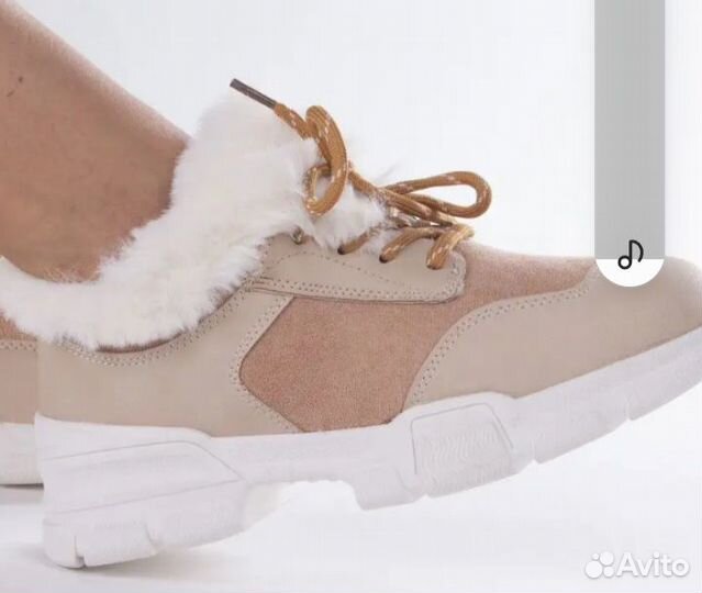 Кроссовки женские