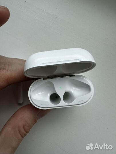 Наушник левый Apple Airpods 2 + база