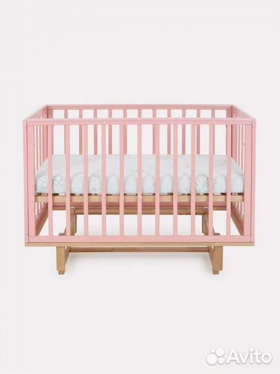 Детская кроватка с маятником