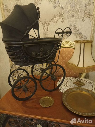 Старинная кукольная коляска и тарелочка