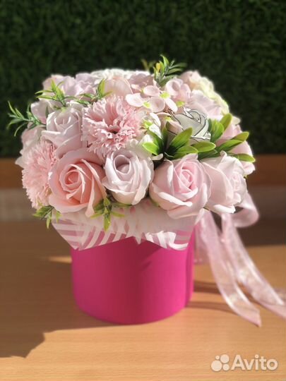 Мыльные цветы в шляпной коробке