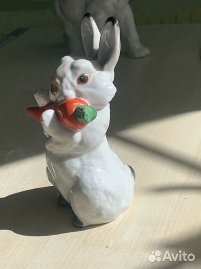 Фарфоровая статуэтка «заяц с морковкой»
