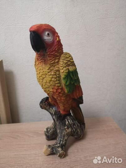 Декоративная фигура попугая
