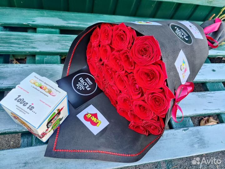 Букет love is. в черном