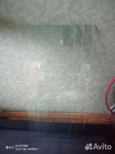 Стеклянные полки в стенку сервант