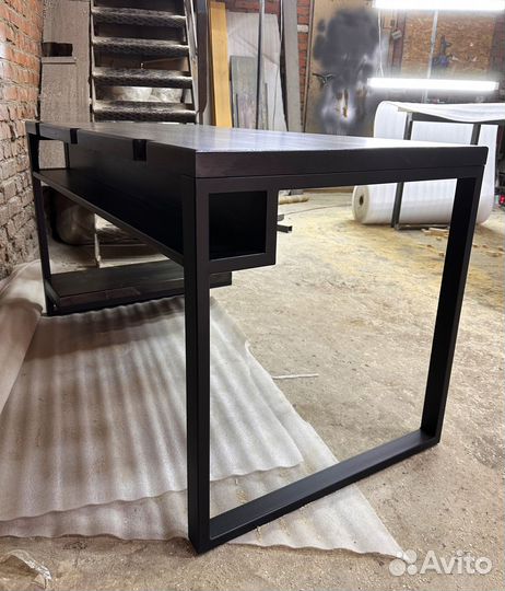 Компьютерный стол с корзиной для проводов лофт